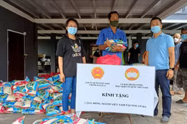 COVID-19: Vietnamese in Malaysia receive gifts