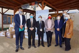 Czech officials deliver Tet greetings to Vietnamese community