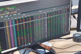 Stock market liquidity exceeds 2.2 billion USD for first time