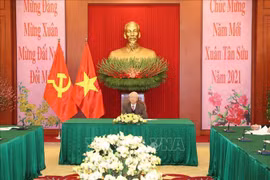 Top Vietnamese, Chinese leaders hold phone talks