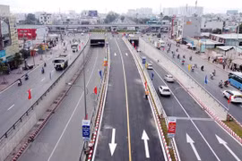 Labourers allowed to use private cars to travel between Dong Nai, HCM City 
