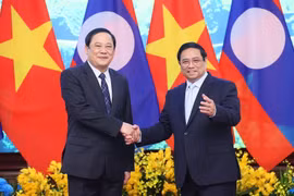 Lao PM pays official visit to Vietnam