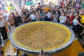 Can Tho treats visitors to giant sizzling crepe at folk cake festival