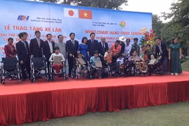 Former Japanese PM presents wheelchairs to AO victims