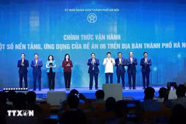 Prime Minister Pham Minh Chinh (middle) and other delegates at the ceremony in Hanoi on June 28 announcing some apps and platforms of Hanoi regarding digital transformation. (Photo: VNA)