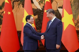 PM Pham Minh Chinh (L) and Chinese Party General Secretary and President Xi Jinping (Photo: VNA)