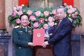President To Lam (R) hands over the decision to appoint Sen. Lieut. Gen. Trinh Van Quyet as the new Chairman of the General Department of Politics under the Vietnam People's Army. (Photo: VNA)