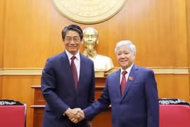 President of the Vietnam Fatherland Front (VFF) Central Committee Do Van Chien (right) and newly appointed Japanese Ambassador to Vietnam Ito Naoki. (Photo: mattran.org.vn)