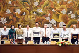 National Assembly (NA) Chairman Tran Thanh Man (4th, R) and representatives of press agencies at the meeting in Hanoi on June 19. (Photo: VNA)