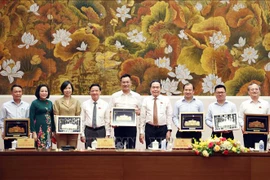 National Assembly (NA) Chairman Tran Thanh Man (4th, R) and representatives of press agencies at the meeting in Hanoi on June 19. (Photo: VNA)