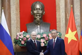 President To Lam (R) welcomes Russian President Vladimir Putin in Hanoi on June 20 (Photo: VNA)