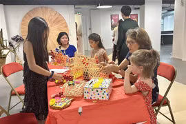 Children enjoy Dong Ho folk paintings and