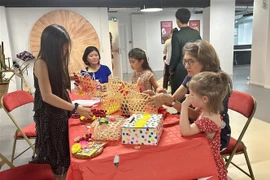 Children enjoy Dong Ho folk paintings and