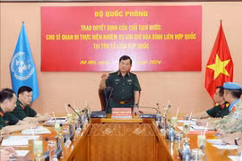Sen. Lieut. Gen. Hoang Xuan Chien (standing), member of the Party Central Committee, Deputy Minister of National Defence addresses the ceremony (Photo: VNA)