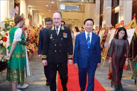 Deputy Prime Minister Tran Hong Ha (right) and Russian Ambassador to Vietnam Gennady Stepanovich Bezdetko (Photo: VNA) 