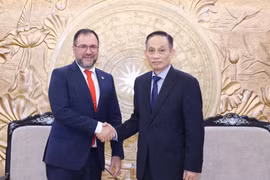 Secretary of the Party Central Committee and head of its Commission for External Relations Le Hoai Trung (right) receives Venezuelan Foreign Minister Yván Gil Pinto in Hanoi on June 8 (Photo: VNA)