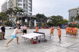 Foreigners experience teqball in Binh Dinh (Photo: nld.com.vn)