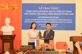 Dr. Tran Chi Thanh (R) has been the first person in Southeast Asia to be awarded the statue of Academician Igor Kurchatov for his contribution to the promotion of the development of the nuclear energy industry. (Photo: www.most.gov.vn)