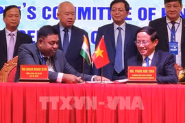 Representatives of the Binh Dinh provincial People’s Committee and the Indian General Consulate in Ho Chi Minh City sign an MoU for cooperation at the conference. (Photo: VNA)