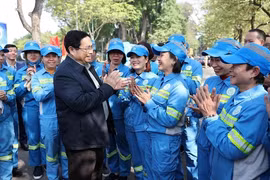 Prime Minister Pham Minh Chinh visits and extends New Year wishes to urban environmental sanitation workers in Hanoi (Photo: VNA)