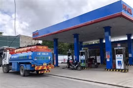 A tanker at a petrol station in Hoàng Mai district, Hanoi. (Photo: VNA)