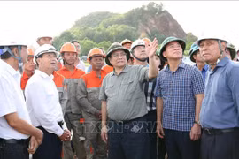Prime Minister Pham Minh Chinh visits workers at the construction site of the project at Cau Loc commune of Hau Loc district, Thanh Hoa province (Photo: VNA)