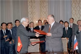 At the signing ceremony of the Treaty on Principles of Friendly Relations between Vietnam and Russia. (Photo: VNA)