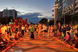Taking place at the District 1 pedestrian street in five days, the activities feature a cultural and artistic space for water puppetry and traditional folk games, among many others. (Photo: VNA)