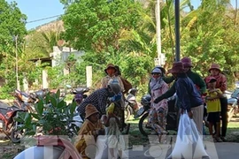 Needy people in Ninh Thuan province receive rice support (Photo: VNA)