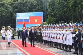 President To Lam and Russian President Vladimir Putin review the Honour Guard of the Vietnam People's Army. (Photo: VNA)