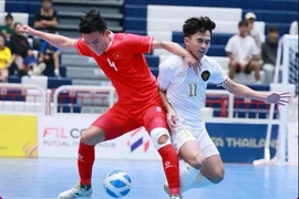 A Vietnamese player (red) and an Indonesian player at the final match of the ASEAN Futsal Championship 2024. (Photo: laodong.vn)