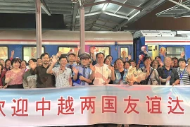 Chinese tourists are welcomed at Lao Cai Station (Photo: baolaocai.vn)