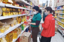 Shoppers at a supermarket in Hanoi's Long Bien district. (Photo: VNA)
