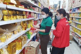 Shoppers at a supermarket in Hanoi's Long Bien district. (Photo: VNA)