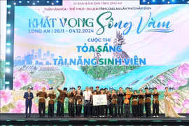 The organising board presents the first prize worth 100 million VND (3,950 USD) for LB Project team (Photo: VNA)