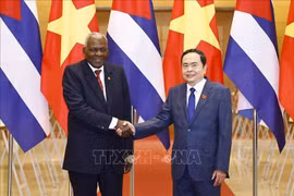National Assembly Chairman Tran Thanh Man (R) welcomes President of the National Assembly of People’s Power Esteban Lazo Hernandez in Hanoi on November 2 (Photo: VNA)