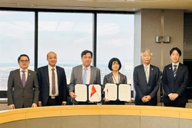 Officials from Da Nang city and Sakai city, Japan, participate in a signing ceremony of Memorandum of Understanding (MoU) on the neutral city project in Da Nang. (Photo courtesy of Da Nang city portal)