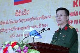 Colonel Nguyen Dinh Duc, who is in charge of the trade union affairs division at the General Department of Politics of the Vietnam People’s Army, speaks at the opening of the training course. (Photo: VNA)