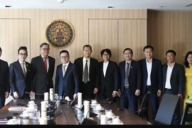 A delegation of the Vietnam Journalists Association pose for group photo with Thai Deputy Foreign Minister Russ Jalichandra (Photo: VNA)