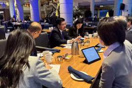 Minister of Industry and Trade Nguyen Hong Dien (centre) at a meeting with Singapore’s Deputy Prime Minister and Minister for Trade and Industry Gan Kim Yong (Photo: VNA)