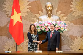 NA Vice Chairman Nguyen Duc Hai (R) and California State Treasurer Fiona Ma (Photo: VNA)