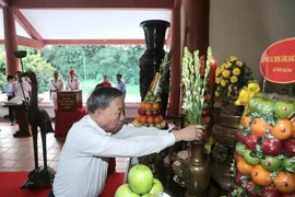 Party General Secretary To Lam offers incense in memony of late President Ho Chi Minh in Ca Mau on November 16. (Photo: VNA)