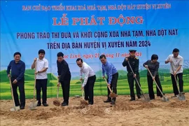 Construction of 24 new houses in replace of the old temporary and dilapidated ones kicks off in the northern province of Ha Giang. (Photo: VNA)