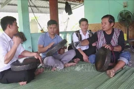 Ha Viet Sy (R) from Thanh An commune, Minh Long district teaches others to play gongs (Photo: VNA)