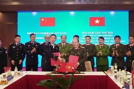 Dien Bien provincial Department of Public Security and Public Security Bureau of Pu’er city sign Memorandum of Understanding outlining bilateral cooperation on ensuring security and order in the border areas (Photo: VNA)