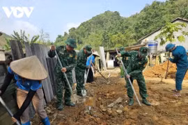 Officers and soldiers of Po Ma Border Post and local authorities support a disadvantaged family in building a new house. (Photo: vov.vn)