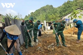 Officers and soldiers of Po Ma Border Post and local authorities support a disadvantaged family in building a new house. (Photo: vov.vn)