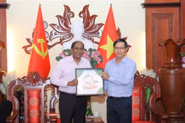 Singaporean Ambassador to Vietnam Jaya Ratnam (left) presents a souvenir to Secretary of the Party Committee and Chairman of the People's Council of Tay Ninh province Nguyen Thanh Tam. (Photo: VNA) 
