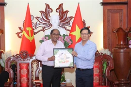 Singaporean Ambassador to Vietnam Jaya Ratnam (left) presents a souvenir to Secretary of the Party Committee and Chairman of the People's Council of Tay Ninh province Nguyen Thanh Tam. (Photo: VNA) 