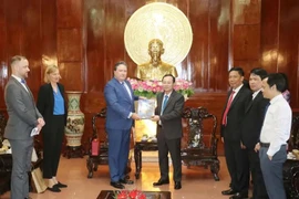 US Ambassador to Vietnam Marc Knapper (L) presents a gift to Secretary of the Can Tho municipal Party Committee Nguyen Van Hieu (Photo: VNA)